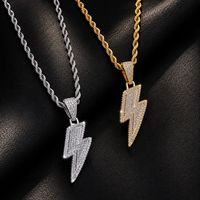 Collier en laiton avec pendentif éclair bicolore entièrement pavé de zircons micro-pavés, tendance pour hommes, style hip-hop et rappeur