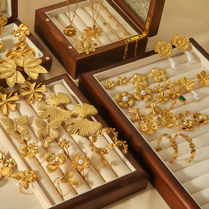 Boucles d'oreilles clous fleur en acier inoxydable pour femme – Collection de bijoux pour le quotidien - Product Image 2