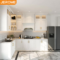 Armoire de cuisine moderne en forme de L, personnalisée, avec panneaux encastrés blancs classiques, fabriquée par Jerome, certifiée FSC