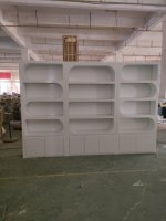 Vitrine de présentation sur mesure haut de gamme pour produits cosmétiques et de soin, finition de qualité boulangerie, pour salon de beauté et institut de manucure