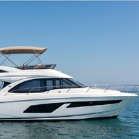Yacht de luxe Flybridge 9,93 m pour réceptions d'affaires et excursions, 12 personnes, deux moteurs Yamaha 300 CV, cabines avec salles de bain privées, fabricant certifié
