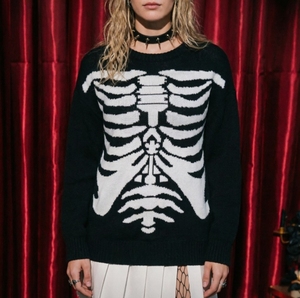 <span class=keywords><strong>Pull</strong></span> en tricot à motif de poitrine de squelette audacieux - <span class=keywords><strong>Pull</strong></span> <span class=keywords><strong>noir</strong></span> ample et doux, texture duveteuse et détails osseux, parfait pour Halloween et l'esthétique gothique - Product Image 5