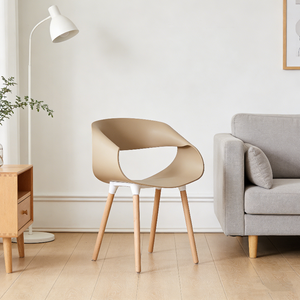 Fauteuil <span class=keywords><strong>scandinave</strong></span> minimaliste avec accoudoirs incurvés ventilés et base en bois de hêtre, design moderne pour les intérieurs contemporains - Product Image 1