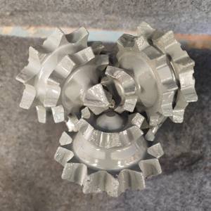 ดอกสว่านเจาะน้ำแบบ Tricone ขนาด 10 <span class=keywords><strong>5</strong></span> <span class=keywords><strong>8</strong></span> นิ้ว พร้อมลูกปืนแบบปิดผนึกและฟันกัดแบบ Roller Cone สำหรับอุปกรณ์ขุดเจาะบ่อน้ำ มีจำหน่าย - Product Image 4