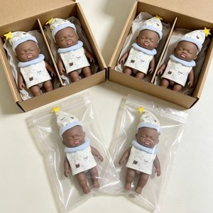 Muñeca de Plástico Unisex Natasha Negra de 15-30cm con Ropa, Juguete Antiestrés, Regalo Divertido para la Ansiedad - Product Image 1