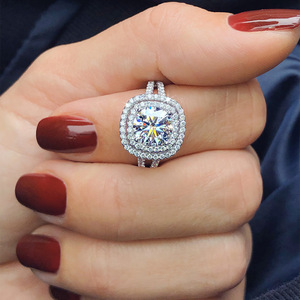 Anello con Cristalli a Grappolo per Donne, Elegante Accessorio Moda per Uso Quotidiano e Feste - Product Image 1