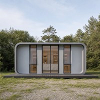 Maison modulaire en structure acier avec un design à deux étages, terrasse sur le toit et espace de vie extérieur