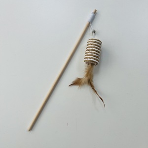 Varita de madera para gatos con cuerda de papel retorcida, pluma y campana - Product Image 5