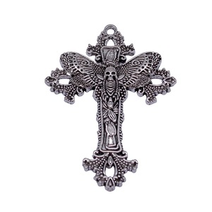 Colgante de cruz con calavera de polilla de la muerte, 51x37mm, de aleación de zinc plateada antigua, con 1 presilla, para collar gótico - Product Image 4