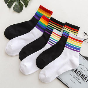 Chaussettes rayées pour femmes, style populaire Rainbow Sports, pour assortir aux baskets - Product Image 2