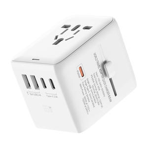Adaptateur de voyage universel noir avec prise de charge rapide GaN, plus efficace et gain de temps - Product Image 2