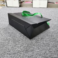 Sacs en papier de luxe pour boutiques de détail, personnalisés, écologiques, recyclables, avec logo en feuille d'or, impression sérigraphique rouge, poignées, chaussures, vêtements