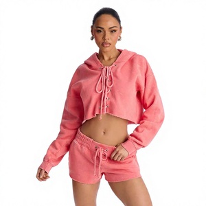 Conjunto de dos piezas casual de top corto con capucha de forro polar rosa y shorts para mujer, ajuste holgado, color liso, tejido de punto, ideal para primavera y verano. - Product Image 1