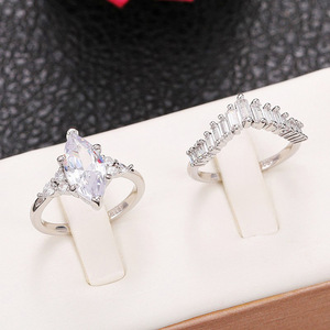 Set di Anelli a Doppio Strato con Corona a V e Zirconi Marquise per Donne, Gioielli Scintillanti alla Moda - Product Image 3