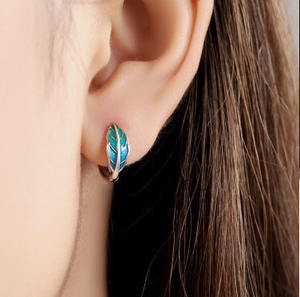 Boucles d'oreilles en laiton et cuivre blanc d'inspiration naturelle, feuilles vertes - Cadeau d'anniversaire pour femme - Product Image 5