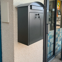 Boîte à colis intelligente moderne avec fonctions intelligentes, système de livraison extérieur noir pour une gestion sécurisée des colis