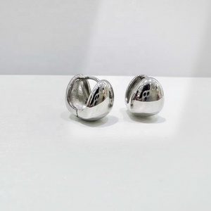 Boucles d'oreilles créoles classiques en laiton en forme de U, plaqué rhodium, géométriques, élégantes, style occidental, pour femmes, prix d'usine - Product Image 3