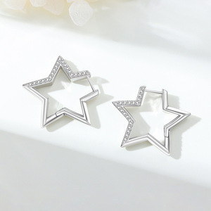 Pendientes pentagonales de latón blanco – pendientes geométricos de circonita, hipoalergénicos, perfectos para que las mujeres los usen en fiestas - Product Image 4