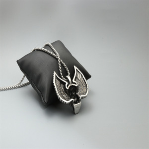 Collar con colgante de calavera con alas, colgantes temáticos de acero inoxidable para hombres y mujeres, regalo de joyería de moda - Product Image 4