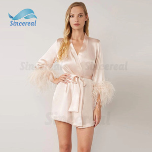 Nouveau design de haute qualité plumes d'autruche garni fête femmes vêtements de nuit de luxe décontracté à manches longues col en V <span class=keywords><strong>Satin</strong></span> soie Robe de pyjama - Product Image 3