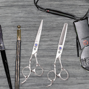 Tijeras de Entresacar para Barbería, para Diestros, de 5.5'' y 6'', de Acero Inoxidable Japonés 9CR13, Modelo Z8002, con Punta de Cuchilla Afilada - Product Image 3