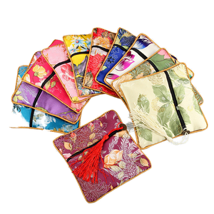 Borsa regalo in pelle scamosciata quadrata in stile cinese con ricamo a forma di fiore - Product Image 1