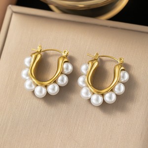 Boucles d'oreilles créoles minimalistes en acier inoxydable plaqué or 18 carats avec perles baroques pendantes - Product Image 1