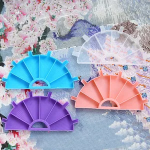 ชุดถาดใส่เพชรสำหรับงานเพ้นท์เพชรแบบ 6 ช่อง ขนาดใหญ่ พร้อมปากกาเพ้นท์เพชร แผ่นร้อยลูกปัด และอุปกรณ์เย็บปักครอสติช - Product Image 3