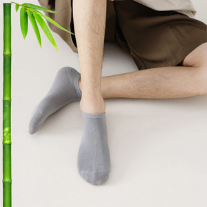 Calcetines tobilleros de fibra de bambú transpirables a precio bajo al por mayor, calcetines informales de negocios con logotipo personalizado, lisos, sin mostrar, carbón de bambú de corte bajo - Product Image 3