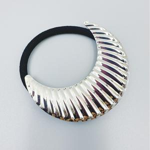 Coletero Minimalista con Geometría Lunar, Banda Elástica con Detalle de Aleación, Accesorio para el Cabello Elegante para Uso Diario - Product Image 4