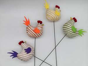 ไก่ตัวเมียขนาด 7 ซม. บนไม้ ไก่เมียสูงรวม 29 ซม. - Product Image 3