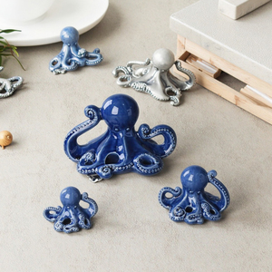 Statuetta di Polpo in Ceramica Blu Artigianale Personalizzata, Scultura Dipinta a Mano, Arte Decorativa, Ecologica, Durevole, Antica, per Casa e Giardino - Product Image 1