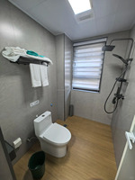 Panneaux de revêtement mural modernes géométriques, imperméables et résistants aux chocs, faciles à installer pour chambre à coucher, salle de bain/toilettes