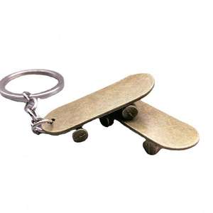 Lindo Mini monopatín llavero mujeres hombres interesante simulación Scooter coche llavero para amantes del patín regalos de recuerdo - Product Image 1