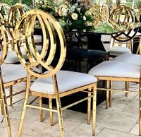 Élégantes Chaises Phoenix Chivari Rembourrées Plaqué Or et Blanc Galvanisé pour Dîner, Hôtel, Mariage et Événements