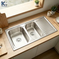 Évier de cuisine moderne en acier inoxydable finition satinée, résistant à l'usure, style ferme, personnalisable