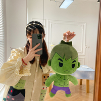 Adorable Peluche Géante Verte, Jouet Super-Héros Doux et Rembourré en Short Violet pour Commandes en Gros et Événements de Vente au Détail