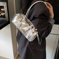 Sac bandoulière moto tendance pour femme, fermeture éclair, style luxe léger, personnalisation de marque et vente en gros disponibles