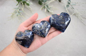 Cœur en Sodalite Bleue Polie Naturelle Écologique en Gros, Pierre de Palmier Sculptée en Forme de Cœur pour Cadeau de Saint-Valentin - Product Image 6