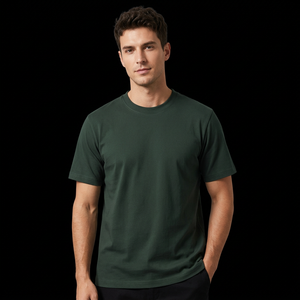 T-shirt en coton vert foncé à col rond et manches courtes pour homme, coupe classique, avec logo frontal, écologique, séchage rapide, couleur unie, tricot jersey décontracté - Product Image 1