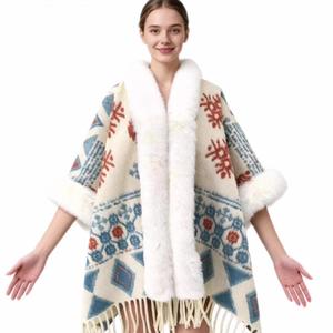 Élégante Cape en Fausse Fourrure Tricotée avec Pompons, Poncho Chaud et Chic pour Noël, Nouvel An et Rendez-vous Galants - Product Image 6
