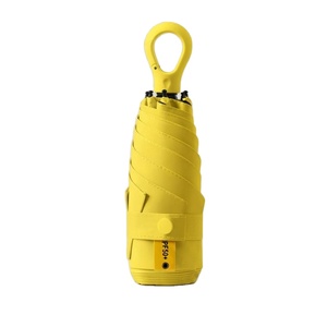 Parapluie pliant moderne et minimaliste pour femme, en vinyle noir, à cinq plis, avec armature en acier, résistant aux UV et à la pluie, diamètre ouvert 90 cm - Product Image 1