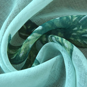 Tissu de rideau imprimé 100% polyester, filtrant la lumière à 40%-70%, motif feuille de Monstera pour salon - Product Image 1