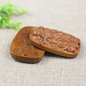 Colgante de madera de melocotón tallada de Lianlian, dios de la riqueza, 45x66x10mm, adorno en relieve de estilo chino para decoración del hogar - Product Image 3