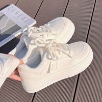 Baskets blanches pour femmes 2025 – Collection automne – Sportives et décontractées – Tige en cuir synthétique – Idéales pour les jupes