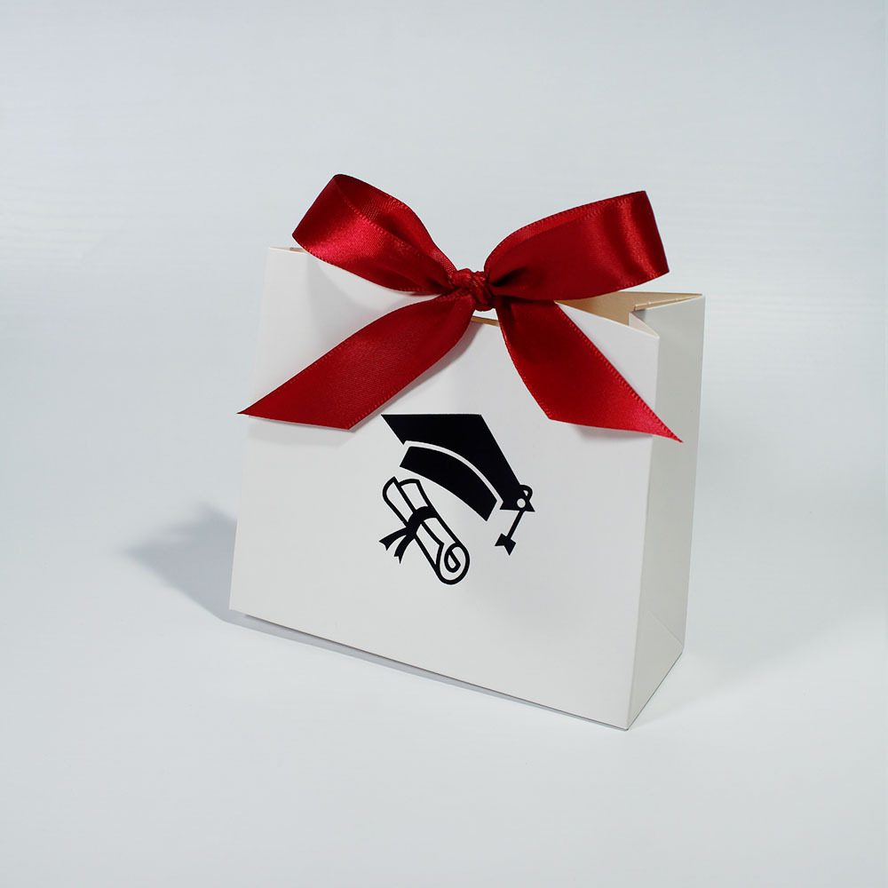 Sac blanc avec ruban rouge