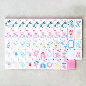 Tuiles de <span class=keywords><strong>Mahjong</strong></span> personnalisées Miss Cowgirl en Lucite transparente avec couches rose vif au dos, 160 cartes, bottes en acrylique blanc, pistolets jouets - Product Image 2