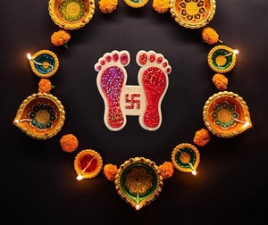 Pegatinas Decorativas de Plástico con Diseño de Pies de Lakshmi, Color Rojo Brillante, para Hogar, Oficina, Entrada de Templo, Boda, Diwali - Product Image 3
