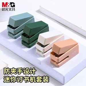 Juego de mini grapadoras M&G ABS916CM con diseño antipinzamiento para encuadernación de documentos para estudiantes - Product Image 1