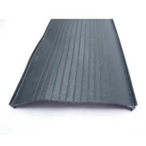 Panneau de porte de garage sectionnel de 40mm et 50mm de conception industrielle avec joints de fond de porte en PVC noir et blanc de profil supérieur EPDM - Product Image 6
